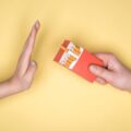 Main refusant un paquet de cigarettes, symbole de l'arrêt du tabac et de la lutte contre la dépendance à la nicotine