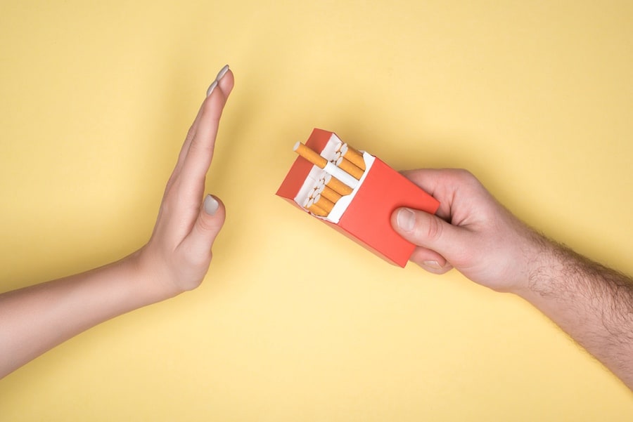 Main refusant un paquet de cigarettes, symbole de l'arrêt du tabac et de la lutte contre la dépendance à la nicotine